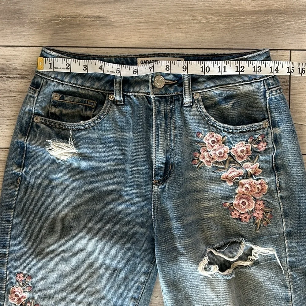 Garage MOM jeans embroidered distressed size 3